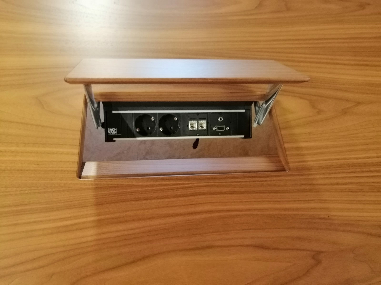 Mesa de reuniones nogal americano.