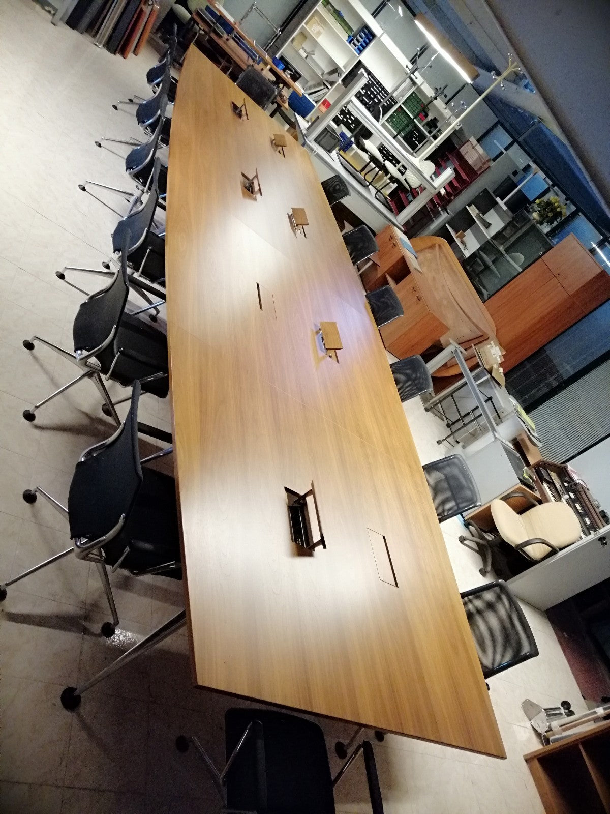 Mesa de reuniones nogal americano.