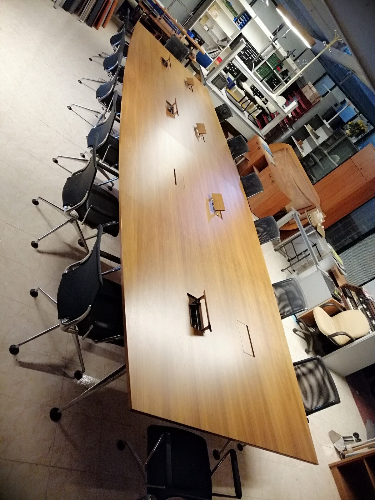 Mesa de reuniones nogal americano.