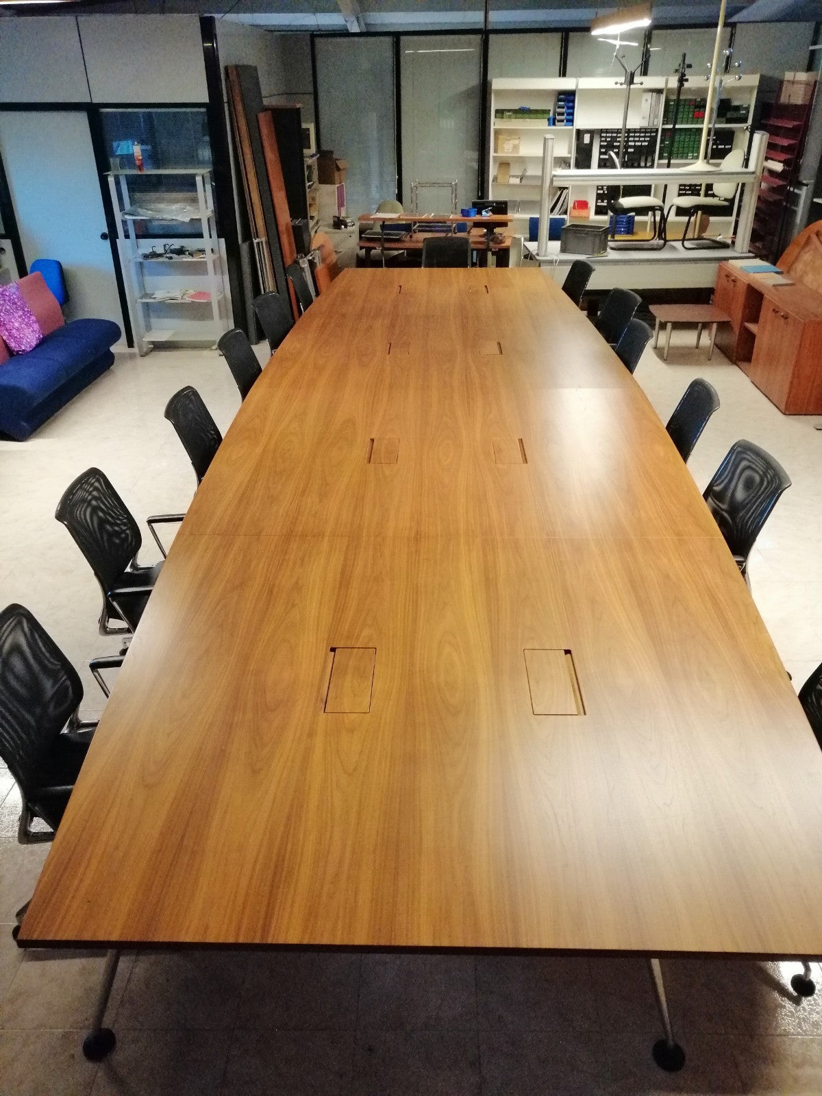 Mesa de reuniones nogal americano.