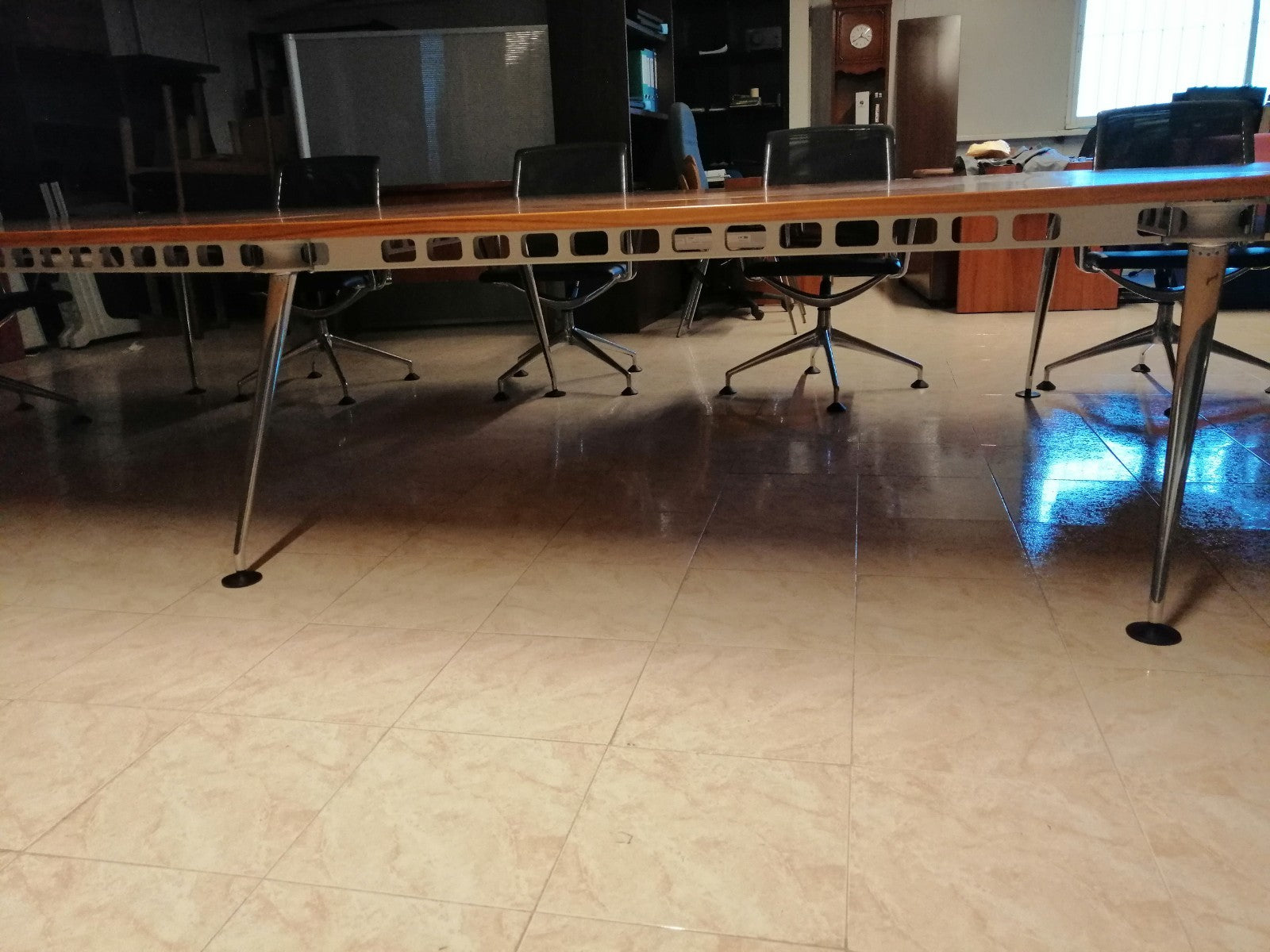 Mesa de reuniones nogal americano.