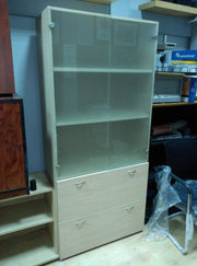 Armario alto con puertas de cristal.