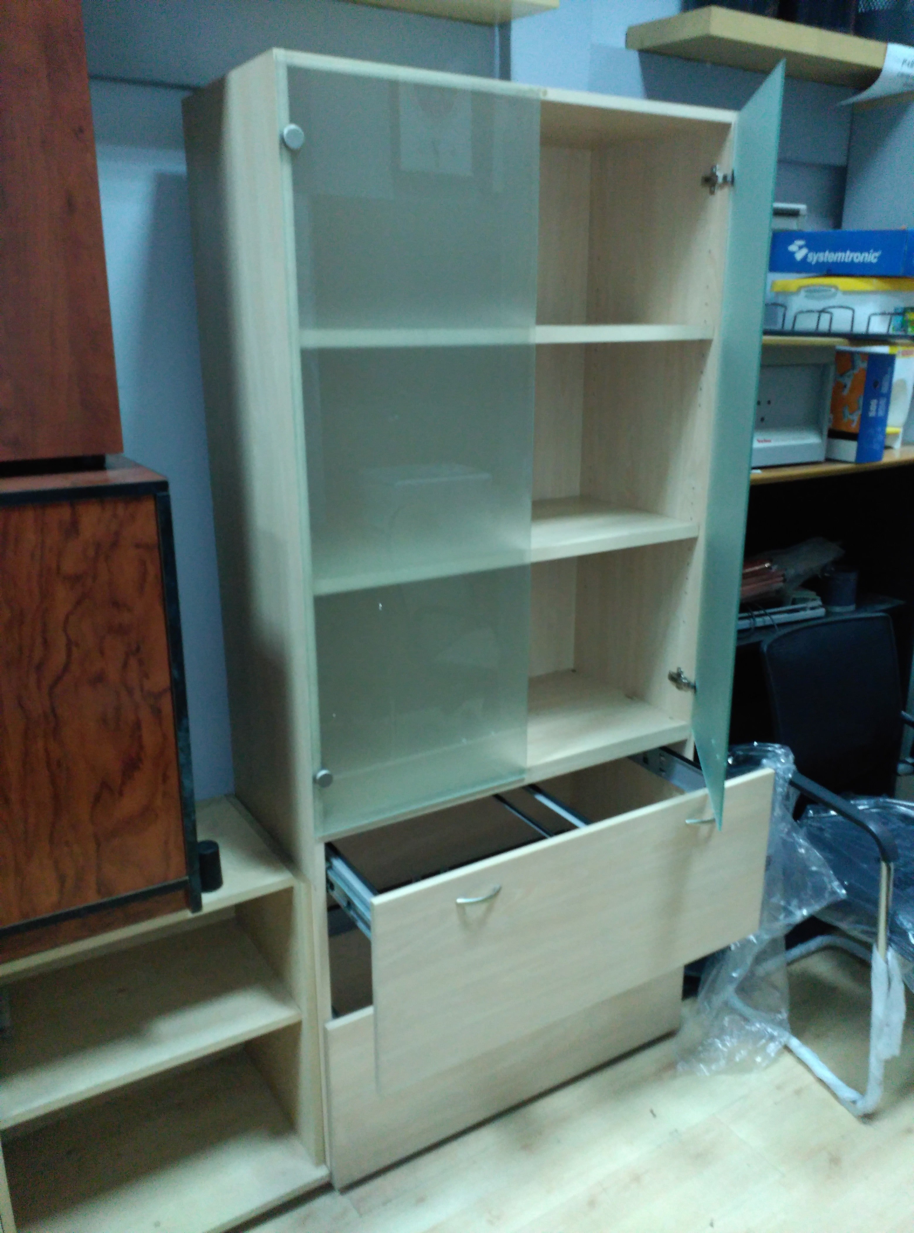 Armario alto con puertas de cristal.