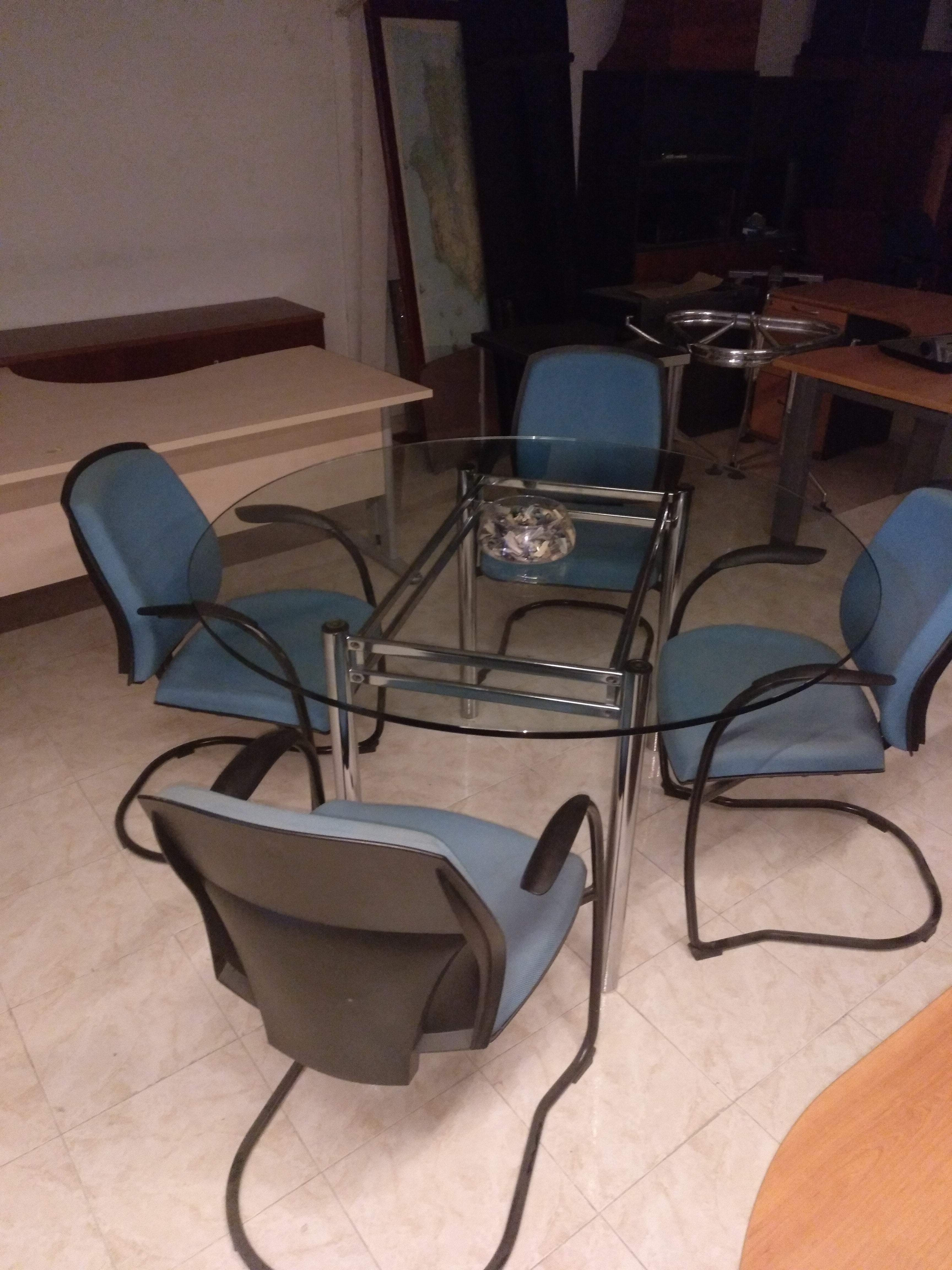 Mesa de reuniones de cristal.