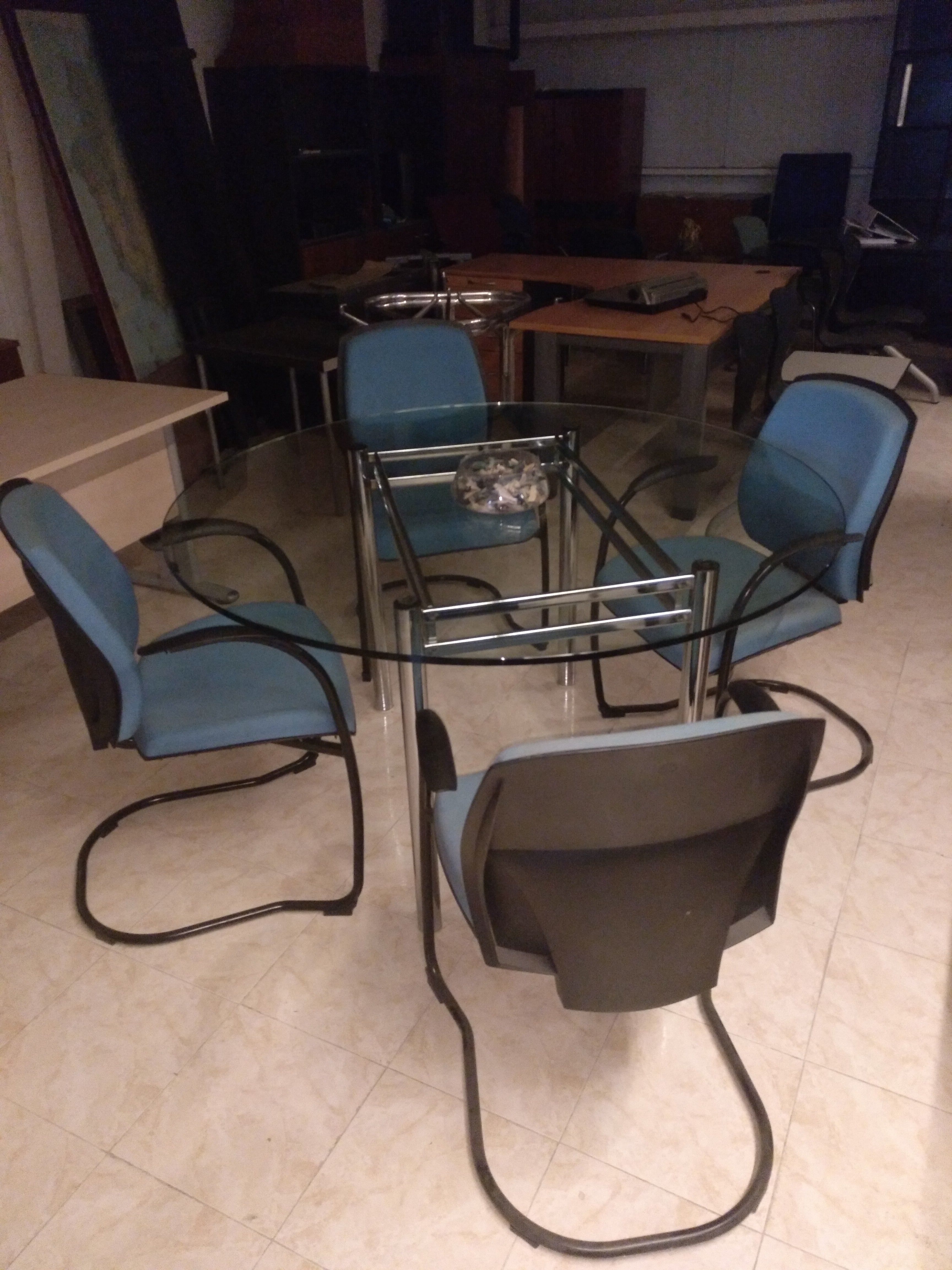 Mesa de reuniones de cristal.