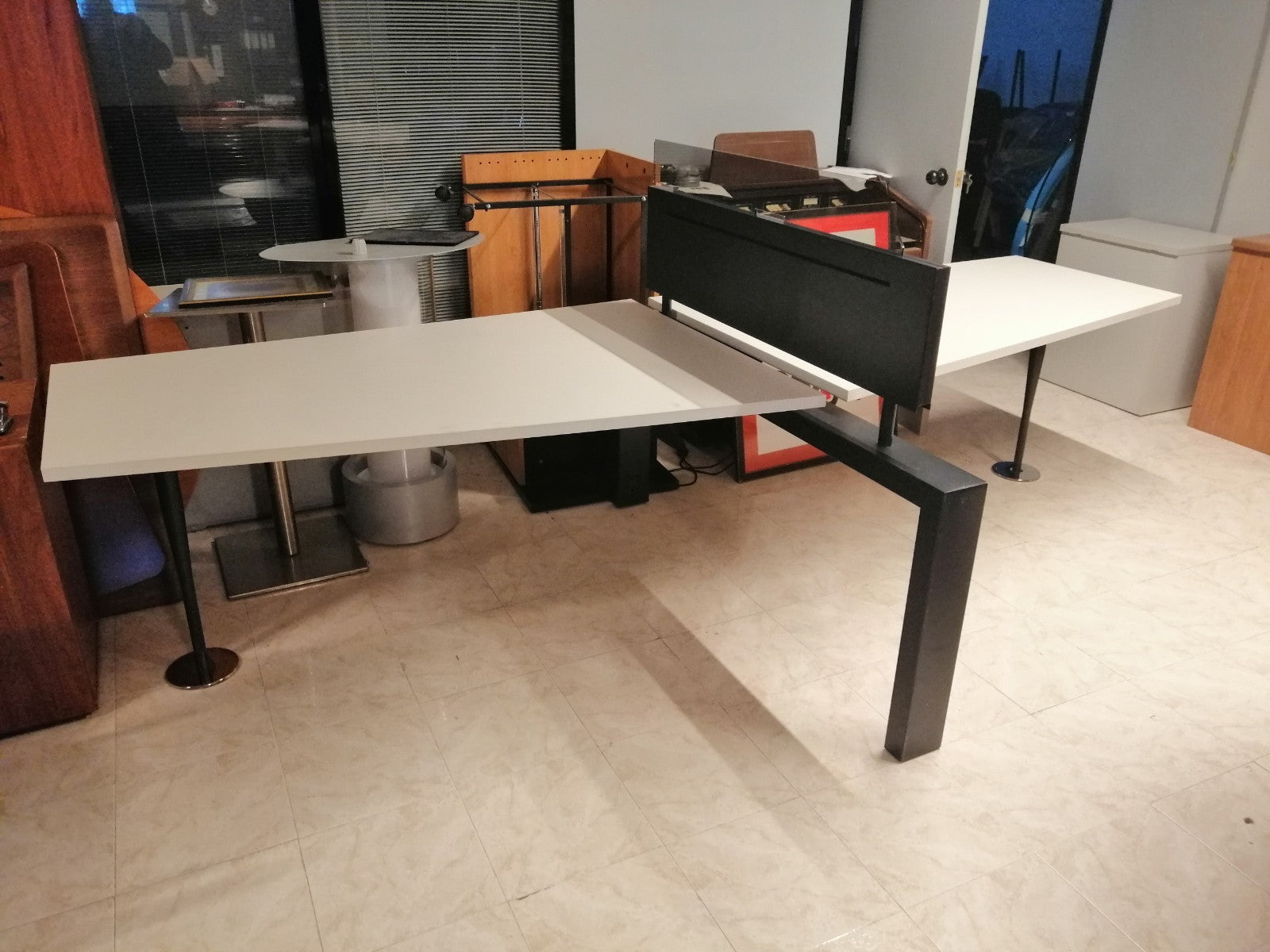 Compacto de dos mesas.