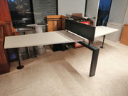 Compacto de dos mesas.