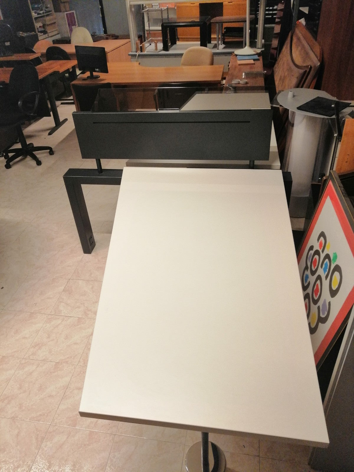 Compacto de dos mesas.