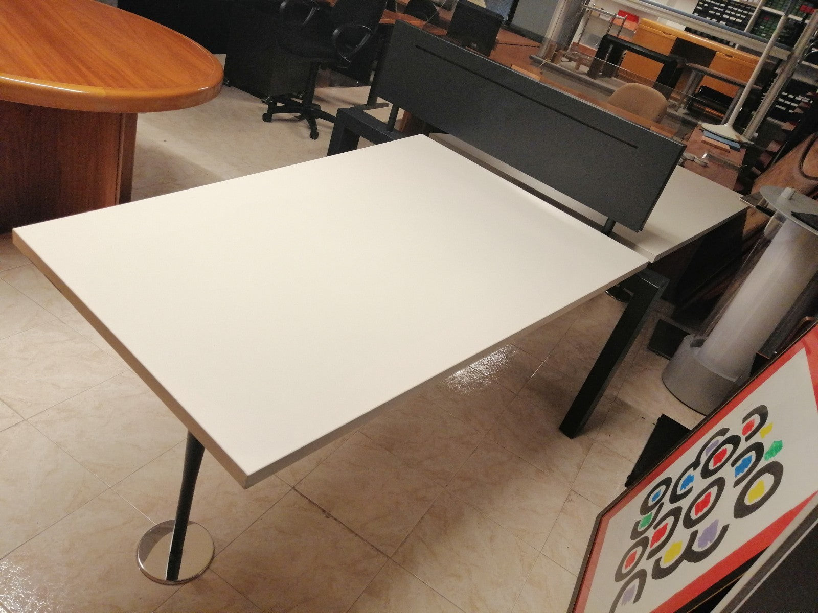 Compacto de dos mesas.