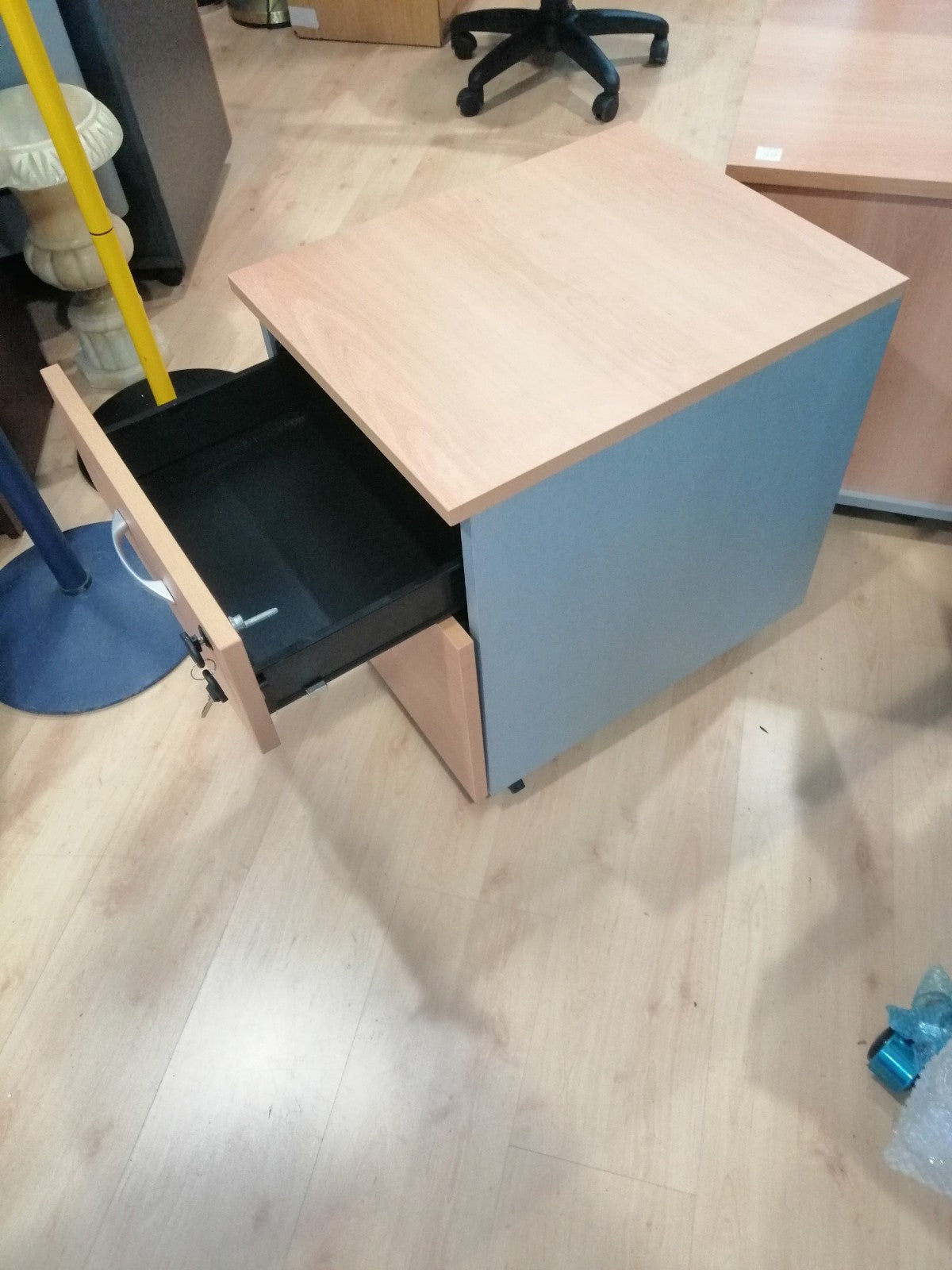 Cajonera de color haya-gris aluminio.