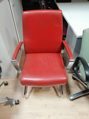 Sillón fijo con brazos.