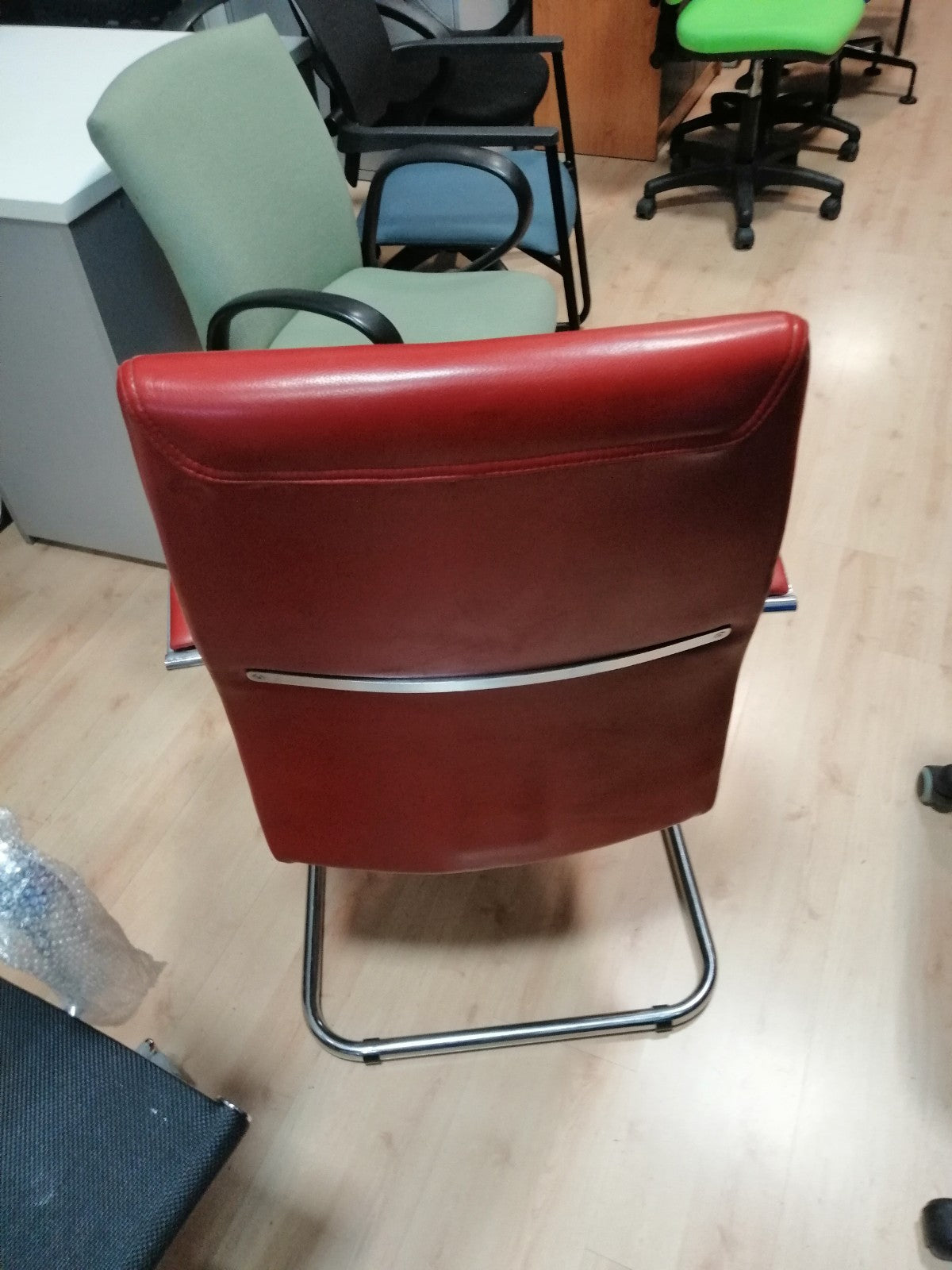 Sillón fijo con brazos.