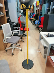 Perchero metálico amarillo.
