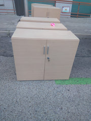 Armario bajo con puertas.