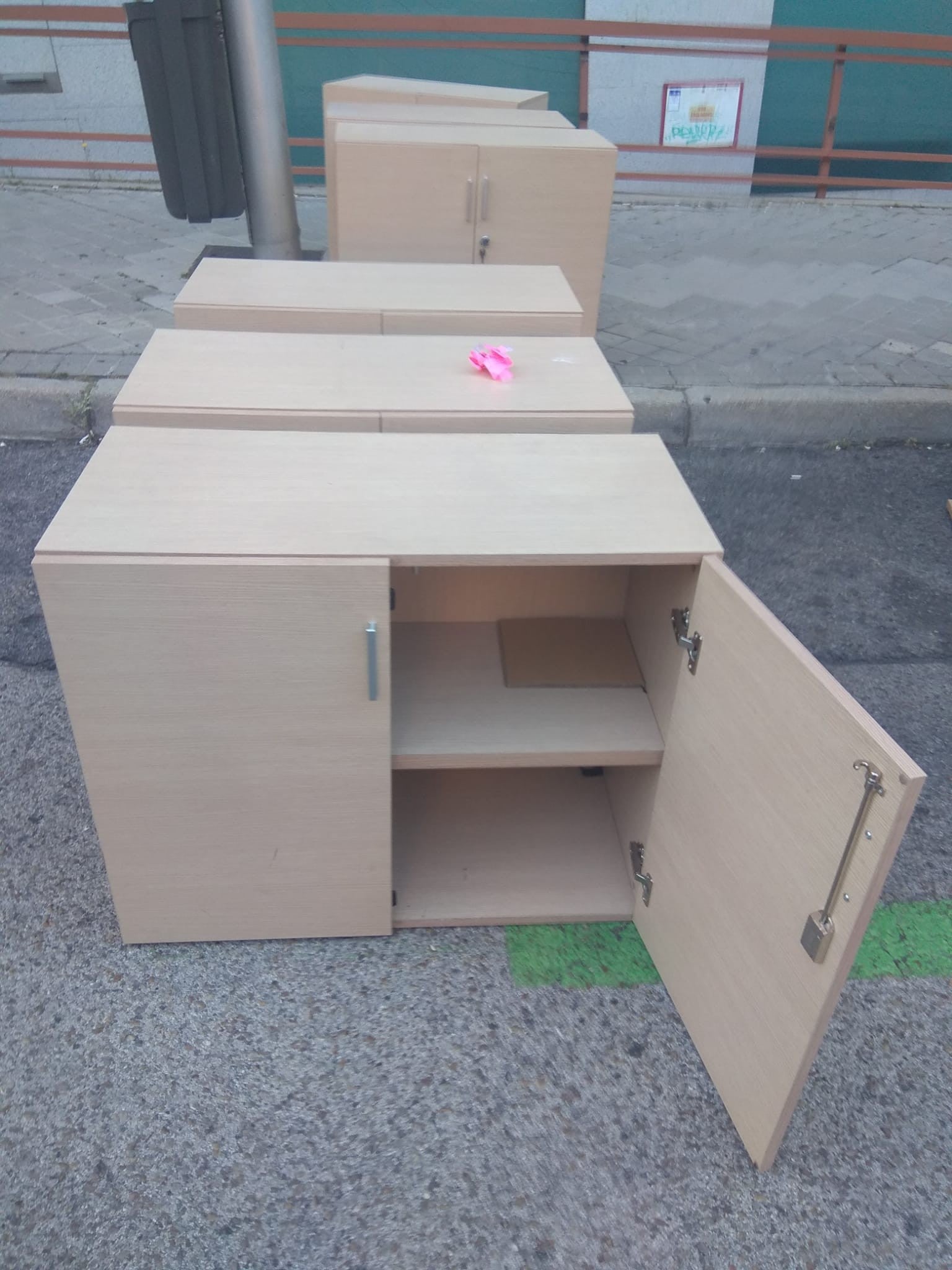 Armario bajo con puertas.