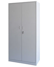 Armario metálico con puertas.