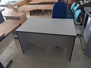 Mesa recta gris con cajonera.