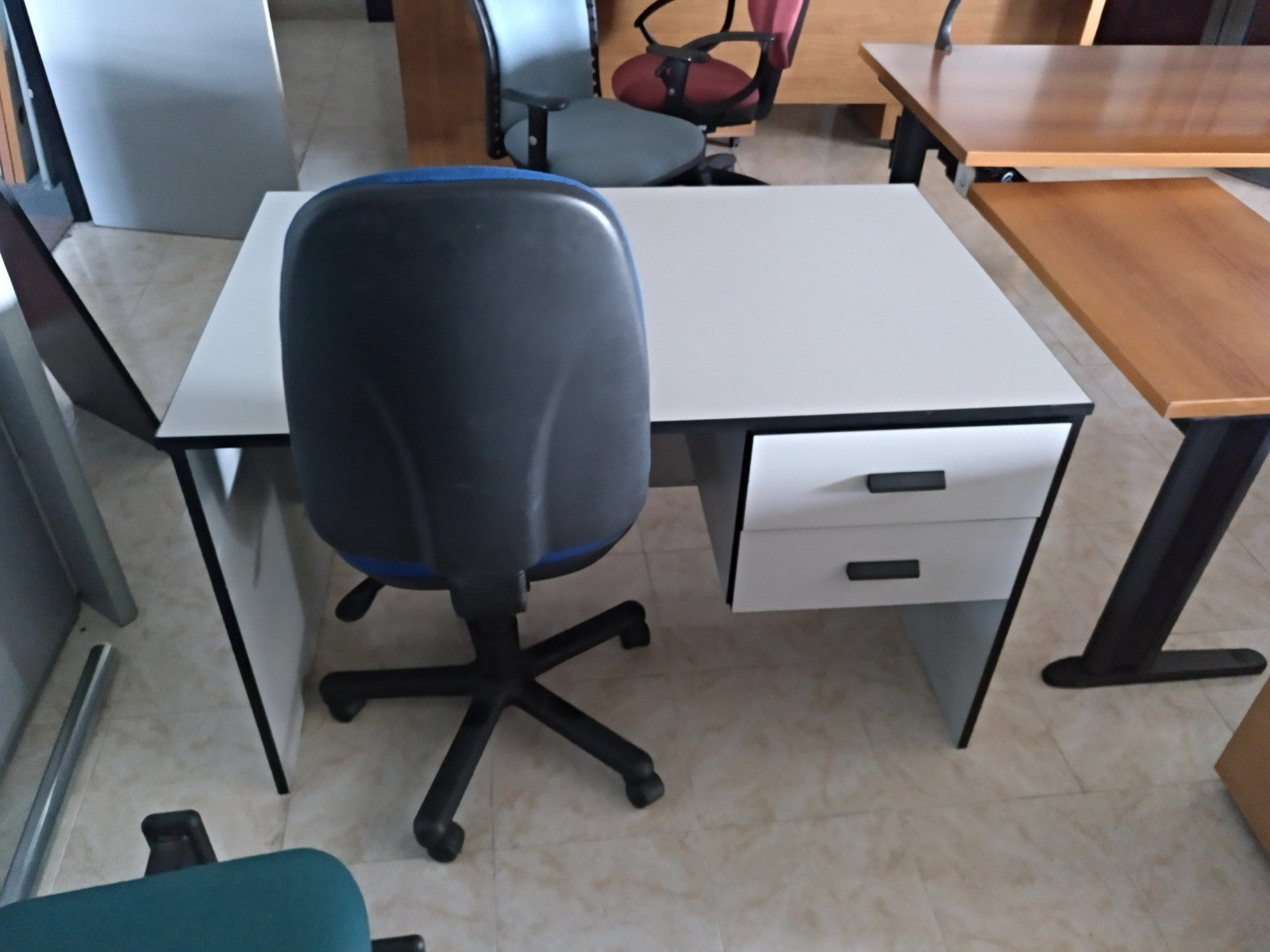 Mesa recta gris con cajonera.