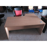 Mesa angular color haya.