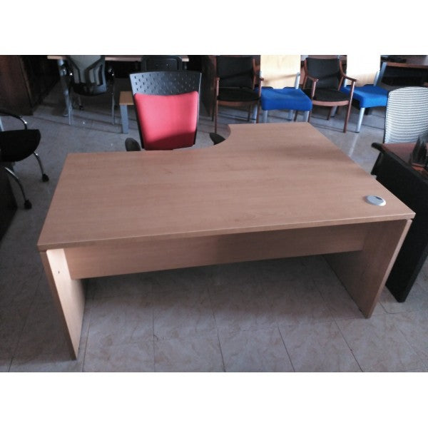 Mesa angular color haya.