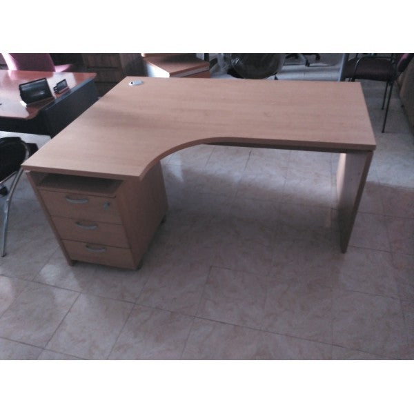 Mesa angular color haya.