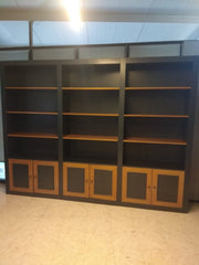 Armario estantería con puertas bajas.