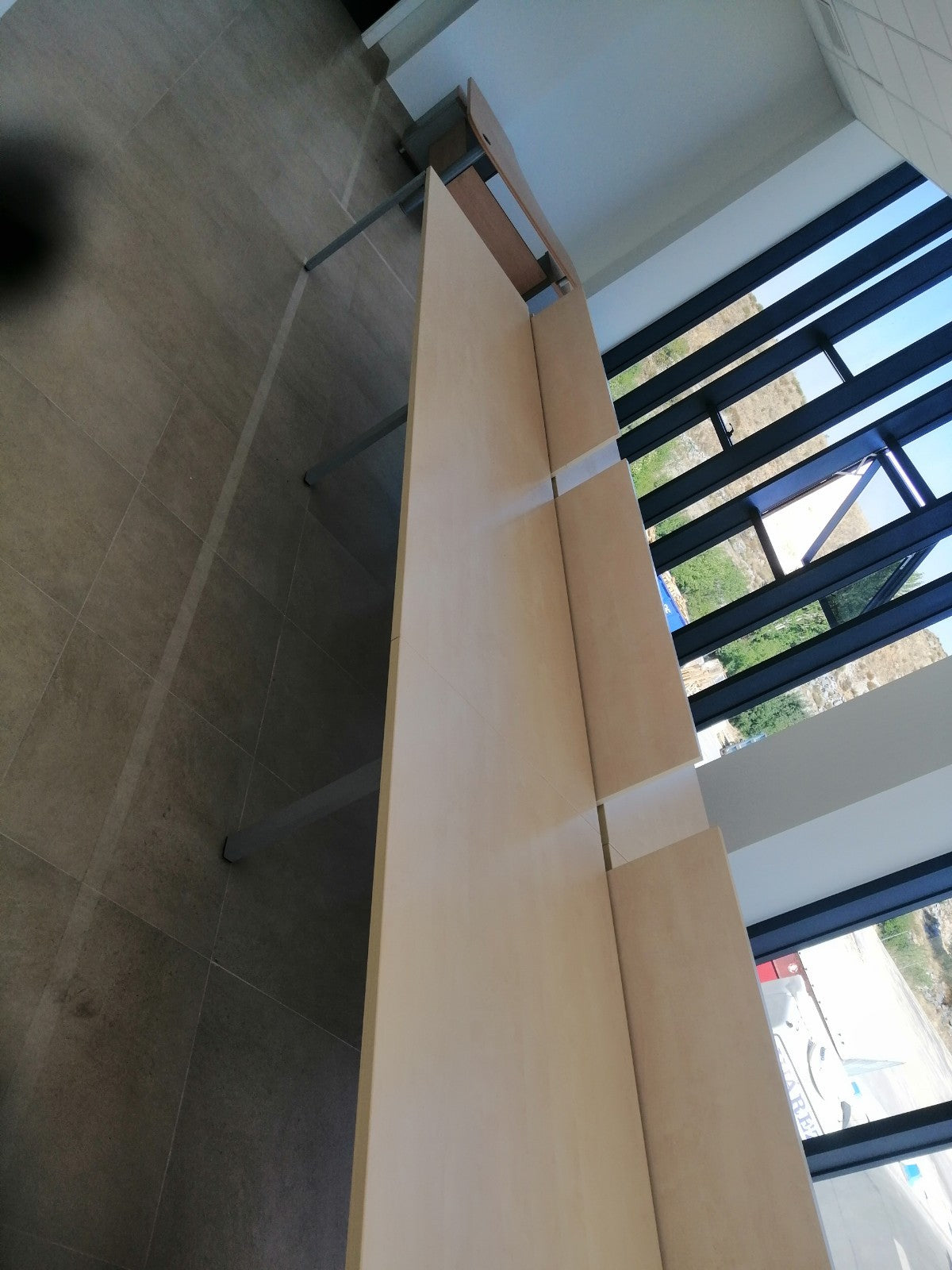 Compacto mesas color maple.