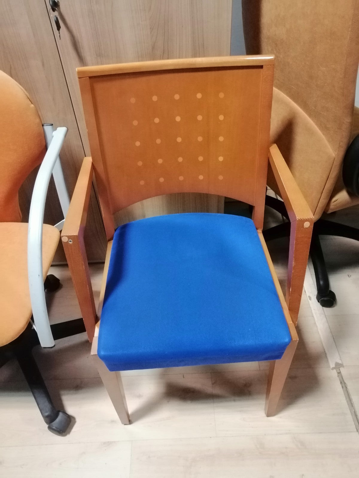Silla fija con respaldo de madera.