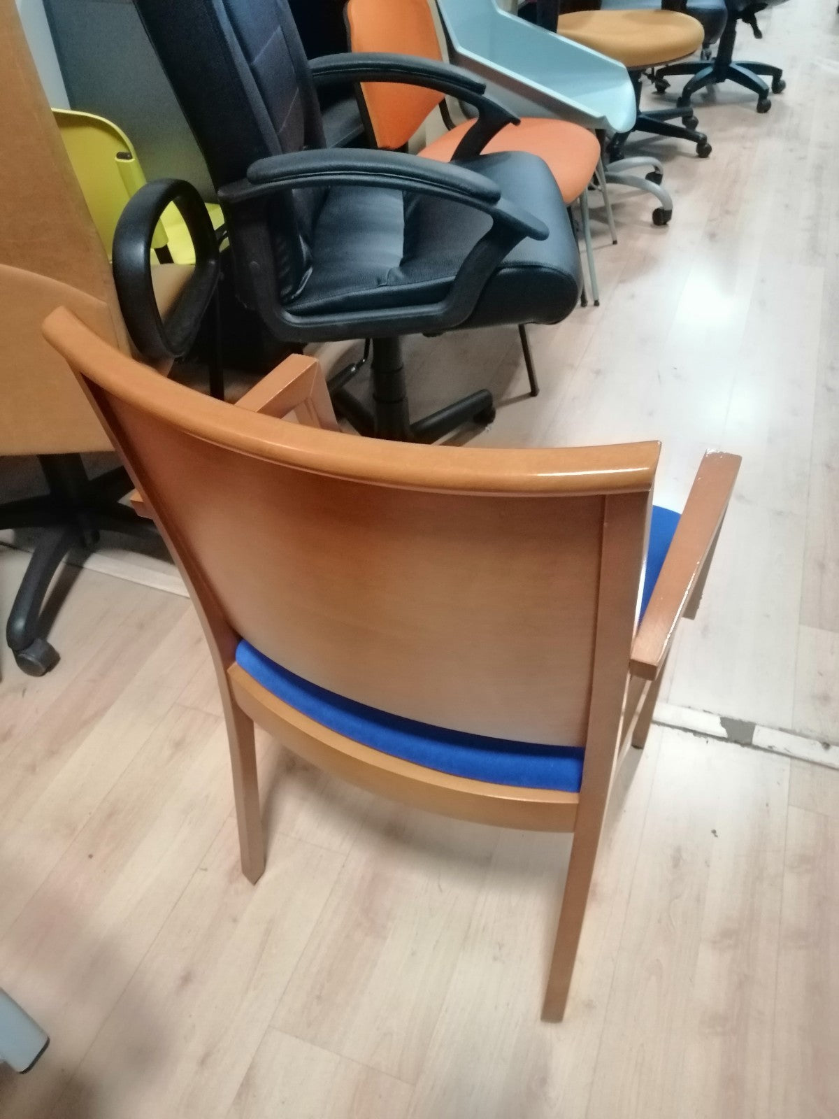 Silla fija con respaldo de madera.