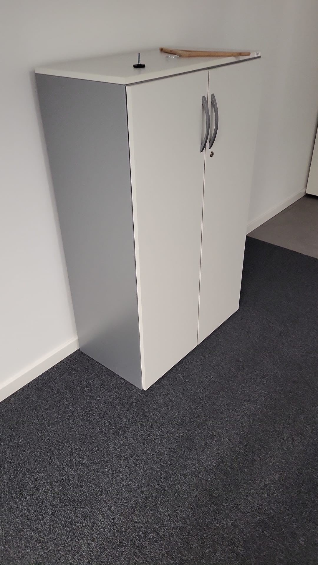 Armario medio con puertas.