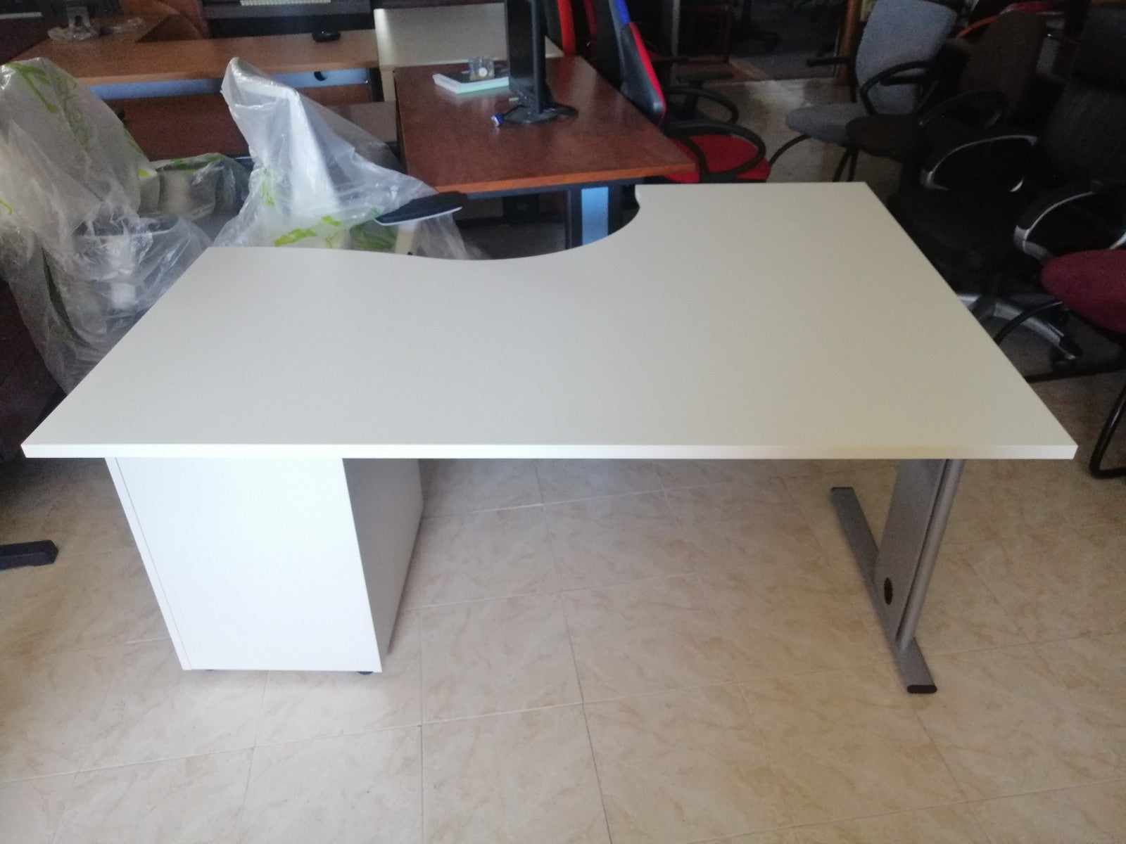 Mesa angular blanca.