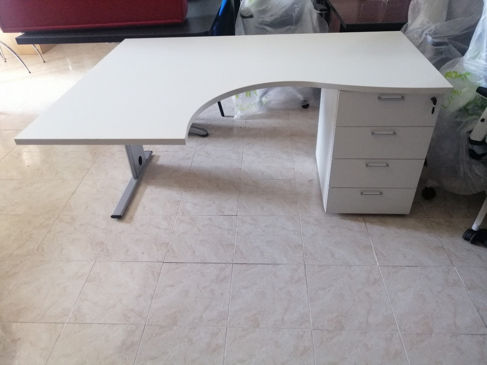 Mesa angular blanca.