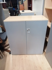 Armario medio metálico.