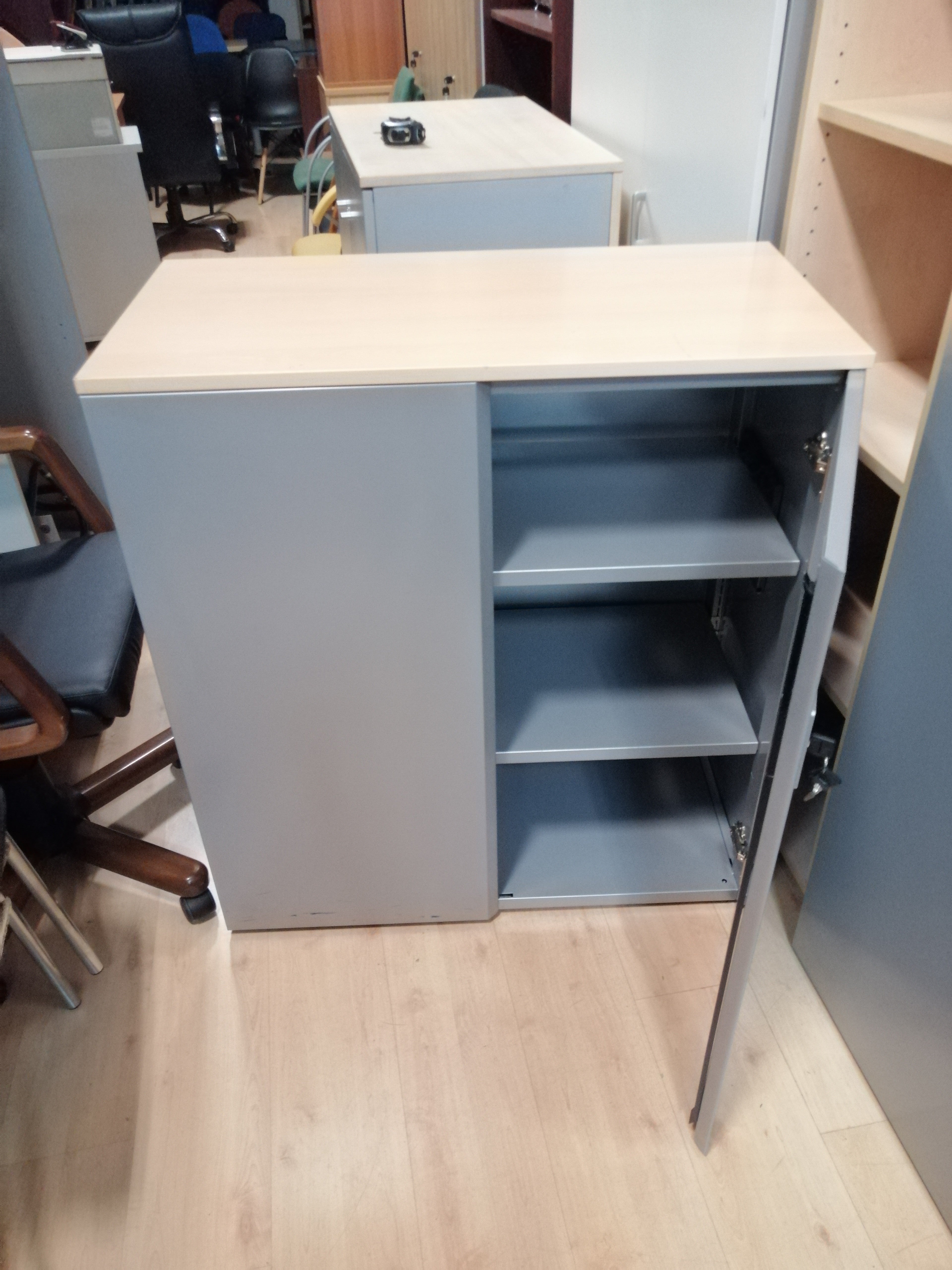 Armario medio metálico.