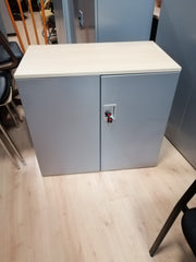 Armario bajo metálico.