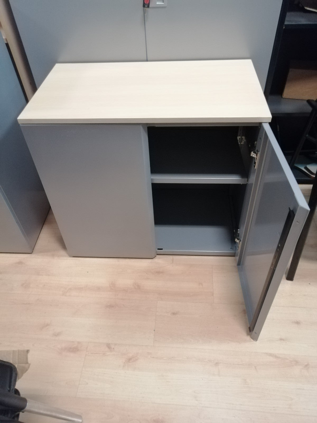 Armario bajo metálico.