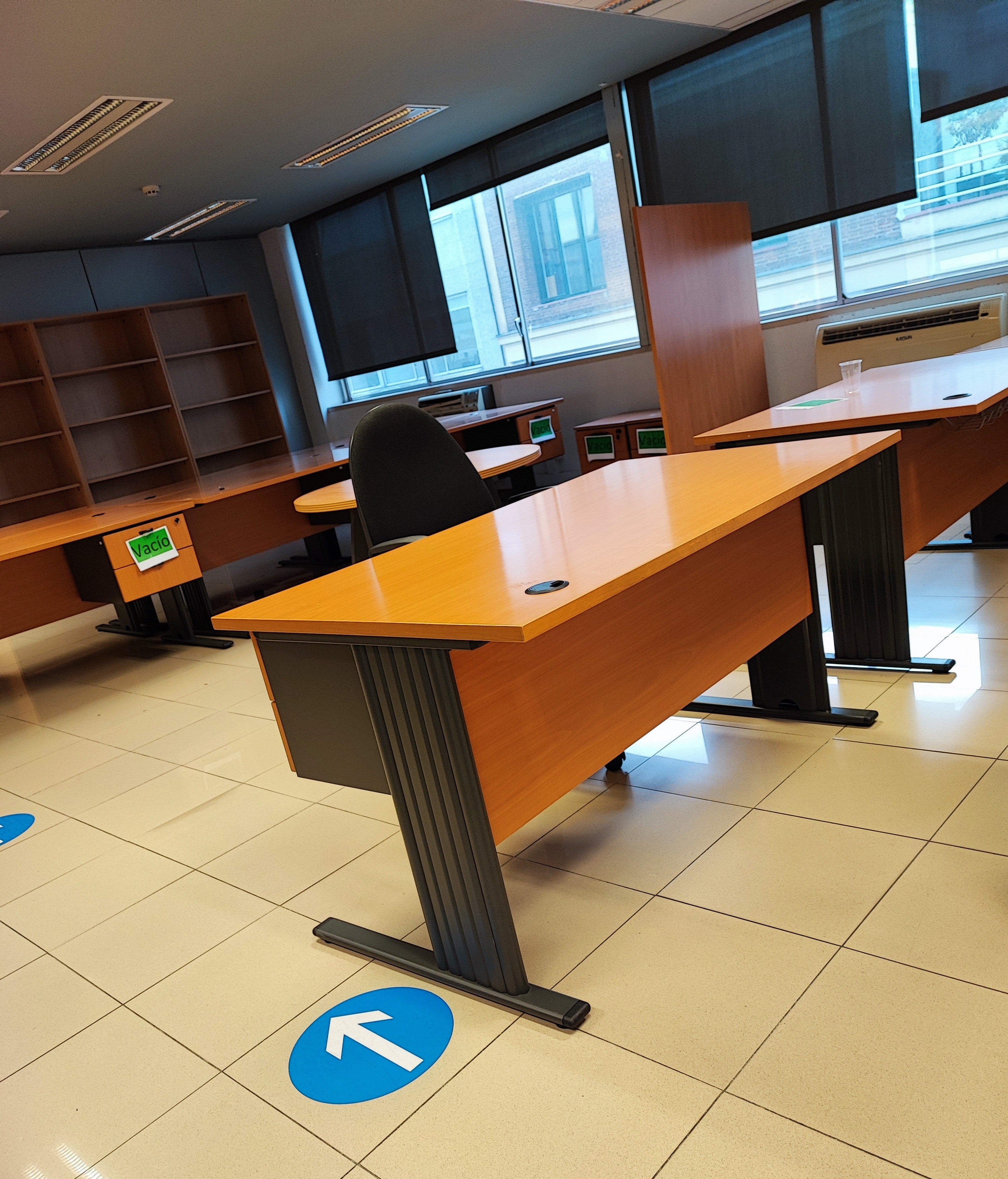 Mesa recta color peral.