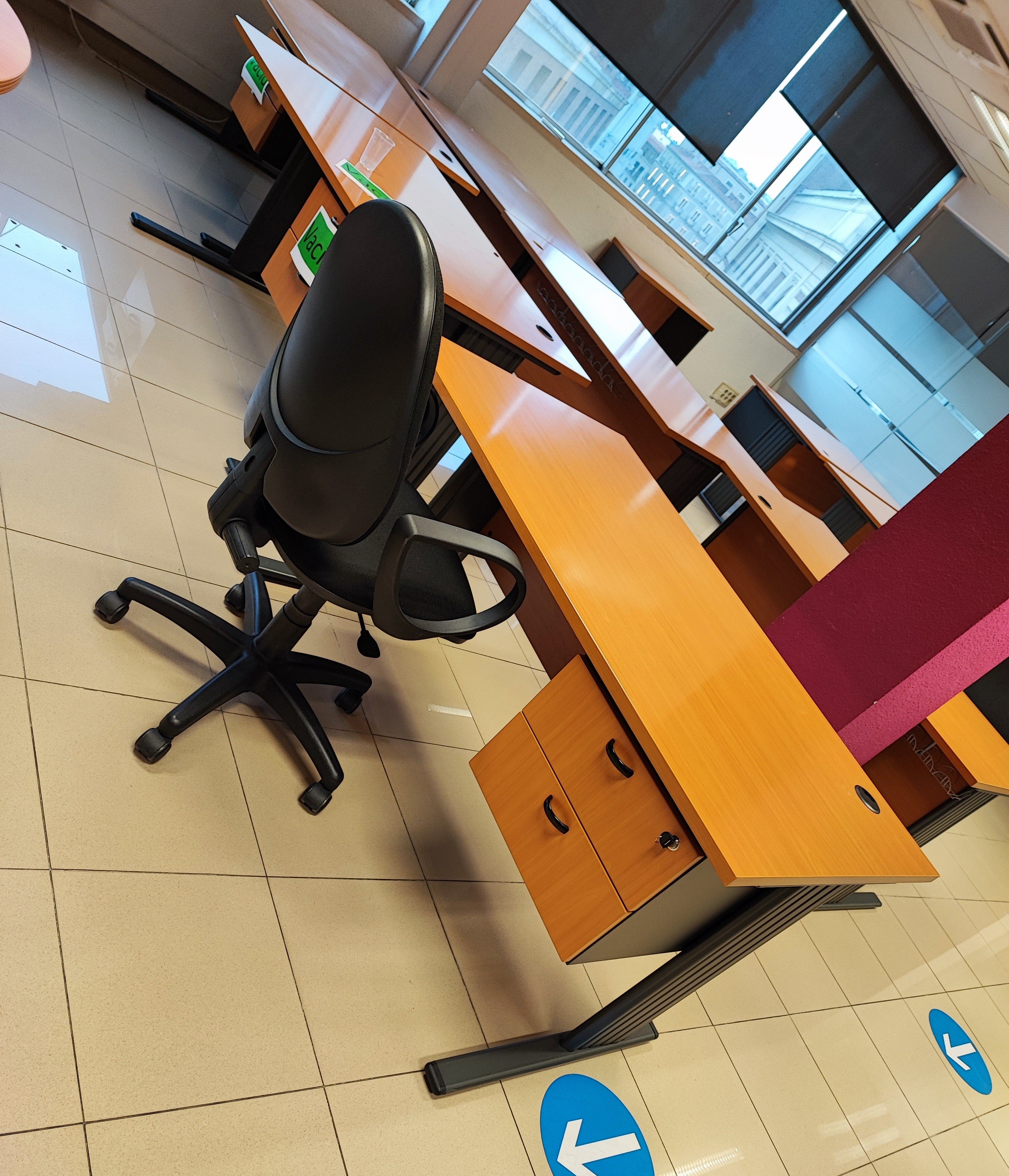 Mesa recta color peral.