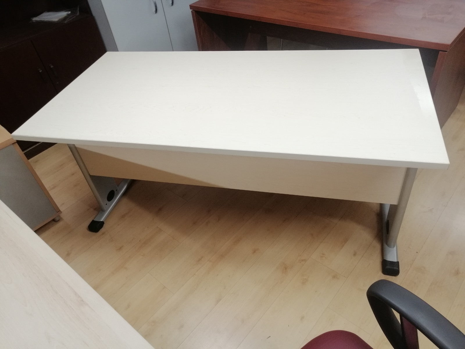 Mesa recta color arce.