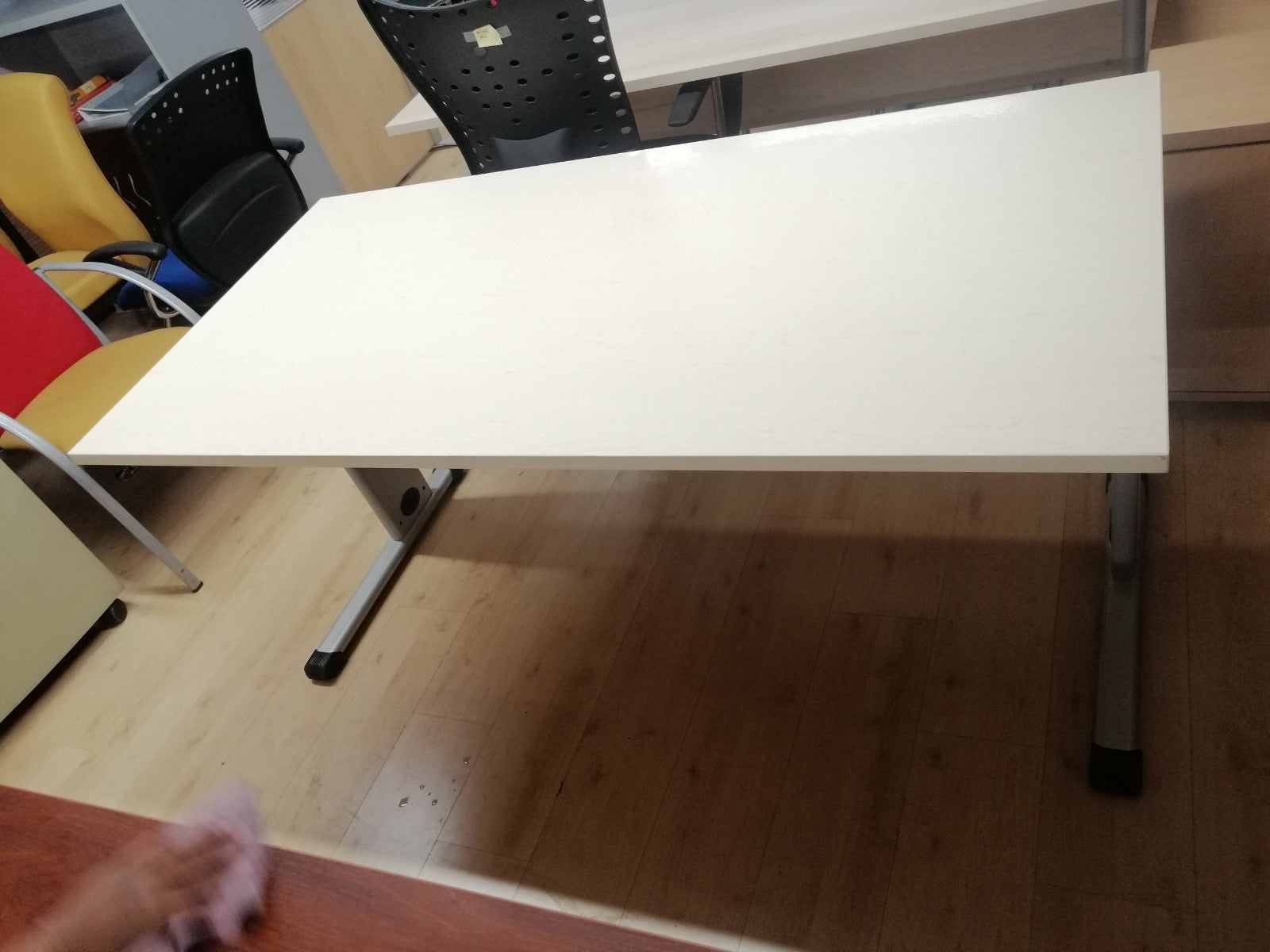 Mesa recta color arce.