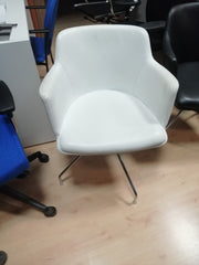 Sillón confidente blanco.