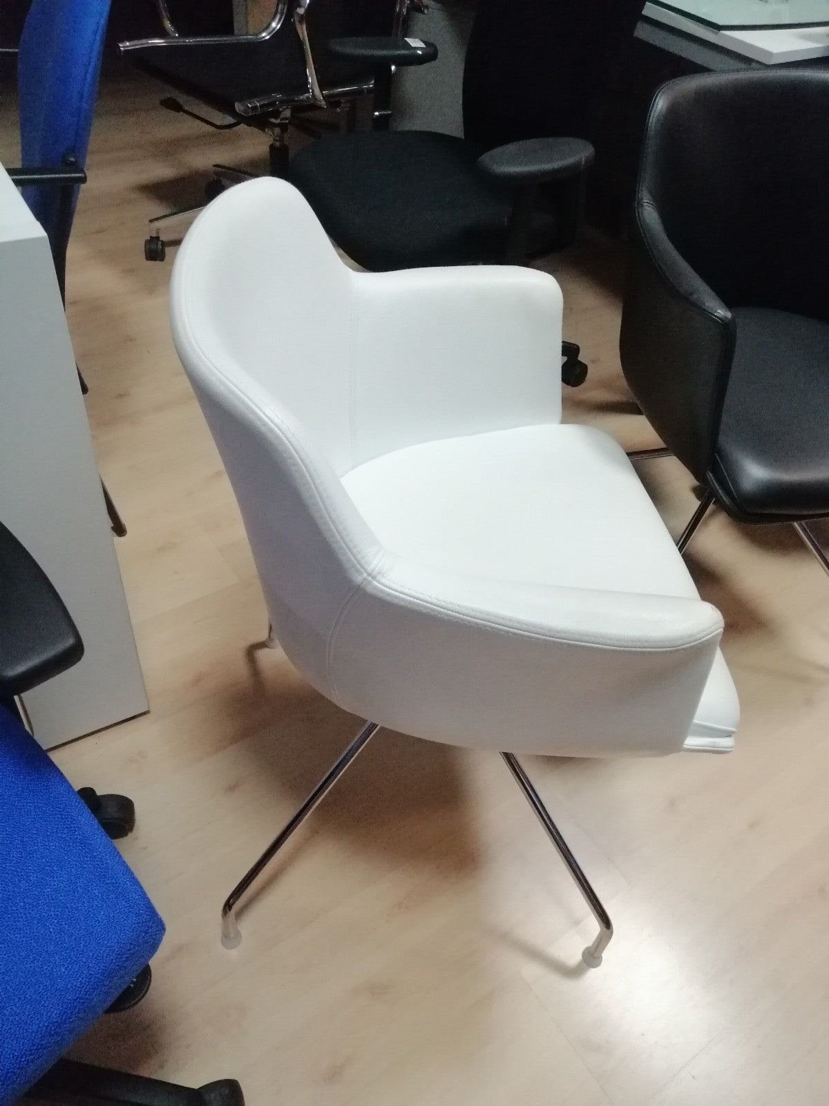 Sillón confidente blanco.