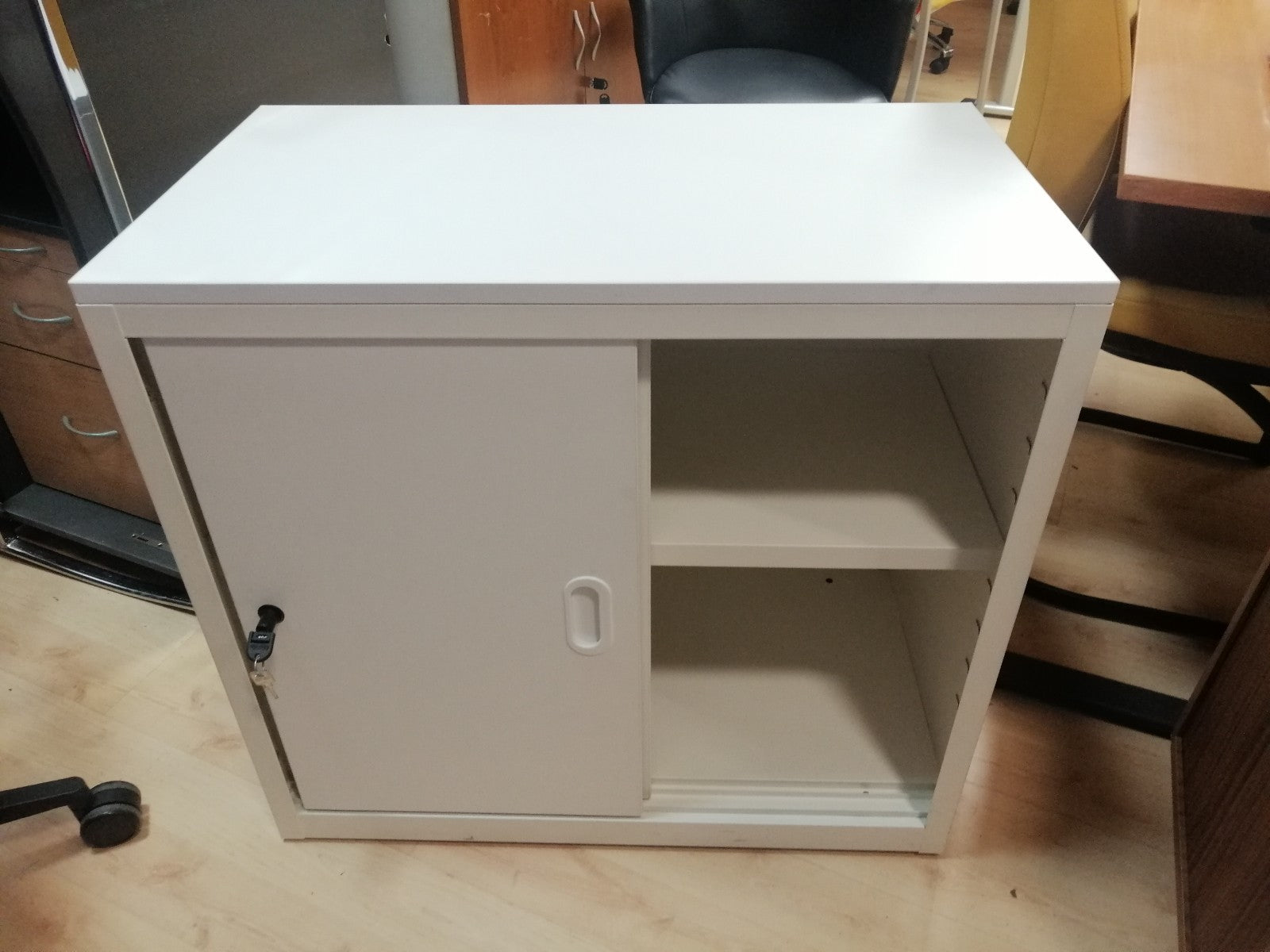 Armario bajo metálico.