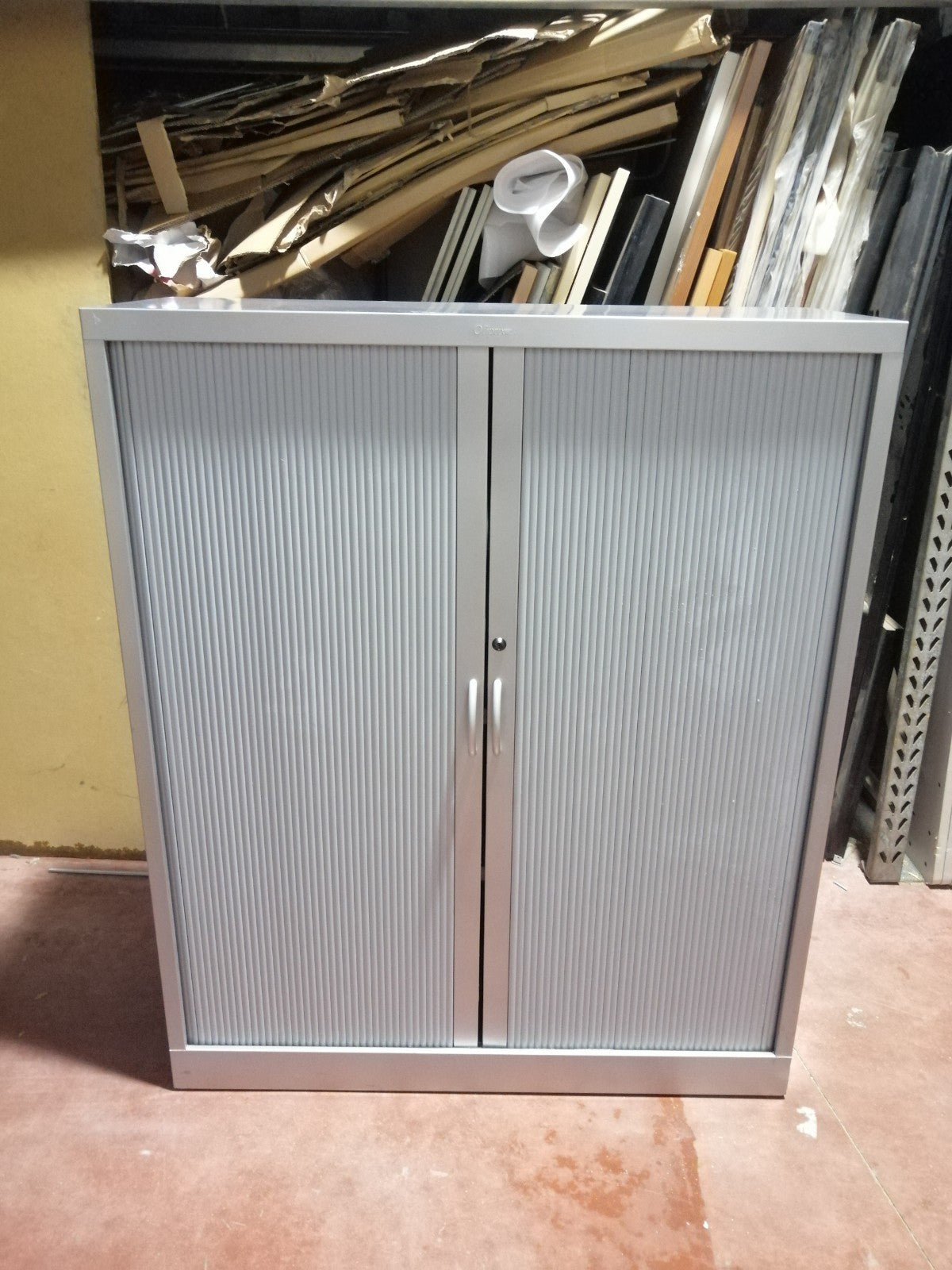 Armario medio de persiana.