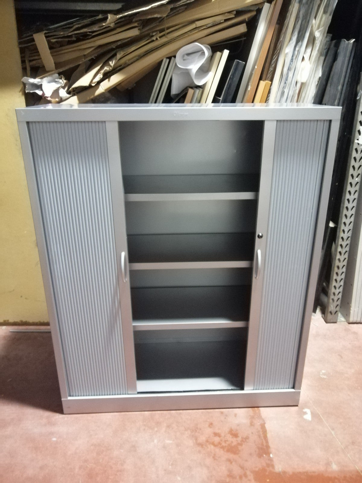 Armario medio de persiana.