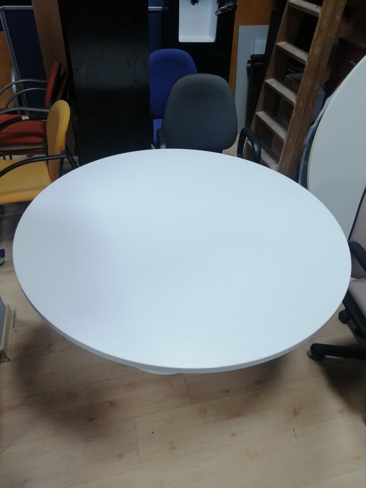 Mesa de reuniones blanca.