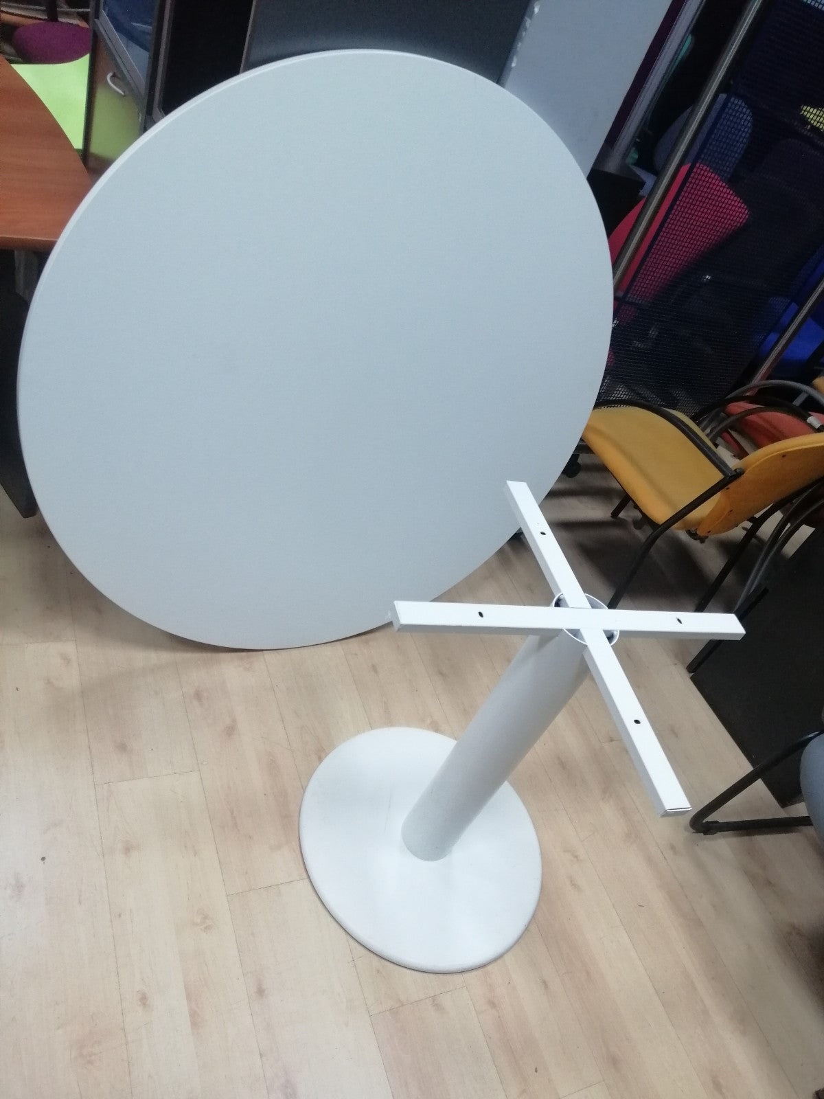 Mesa de reuniones blanca.