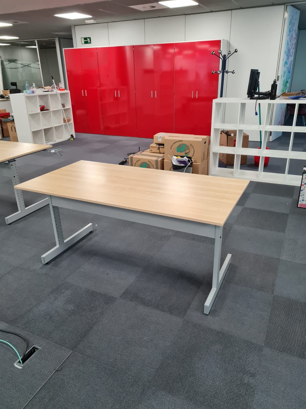 Mesa recta color haya.