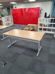 Mesa recta color haya.