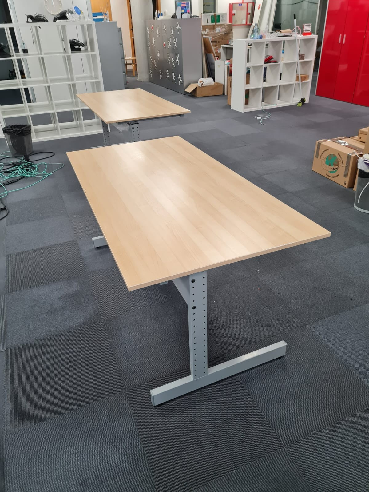 Mesa recta color haya.